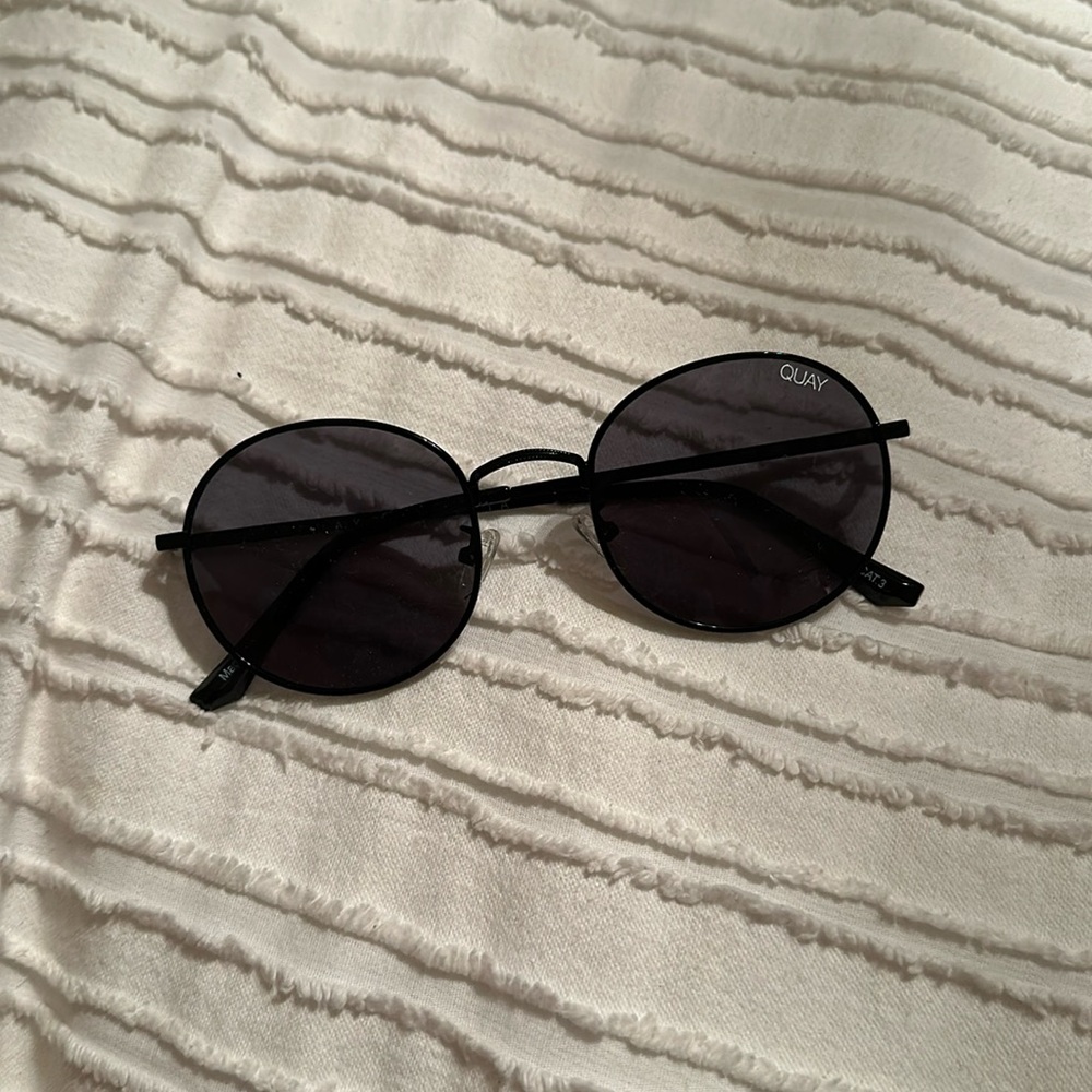 QUAY women’s black round sunglasses